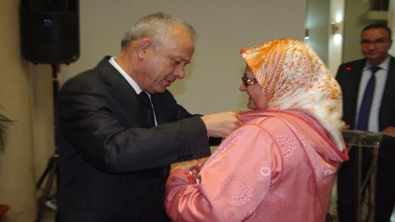 بالفيديو:والي الجهة الشرقية يوشح المنعم عليهم بالأوسمة الملكية