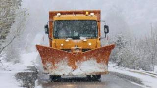 شاهدوا بين تاوريرت وجرسيف اليات وزارة التجهيز في قلب العواصف الثلجية