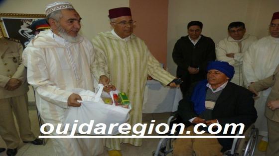 فيديو وصور..الوالي الجامعي يشرف على عملية توزيع الدعم الغذائي لفائدة 3700 أسرة معوزة