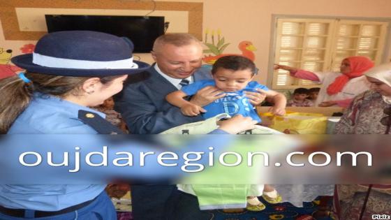 مؤثر..شاهدوا كيف أدخلت جمارك وجدة الفرحة على الأيتام