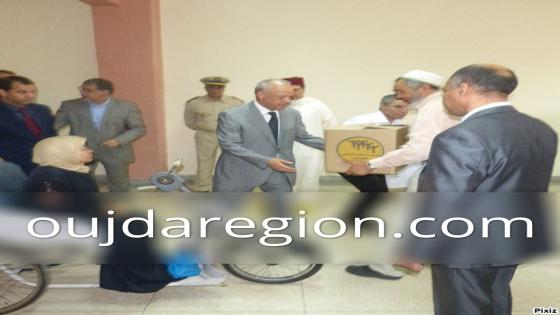 فيديو وصور..الوالي مهيدية يشرف على عملية الدعم الغذائي “رمضان 1438 هـ”