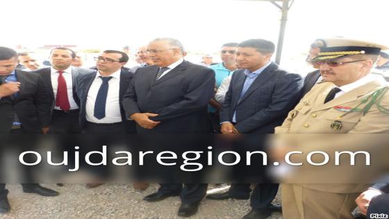فيديو وصور…والي جهة الشرق يوزع بجماعة بني خالد الحدودية محركات كهربائية ويطلق مشروع بناء ورش رياضي