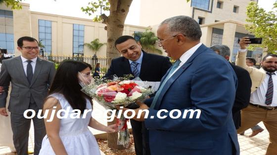 صوت وصور…الجامعي والي جهة الشرق يتوج التلاميذ المتفوقين خلال “حفل التميز” بوجدة