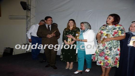 لحظة تكريم الوكيل العام للملك الاستاذ فيصل الادريسي في الذكرى الثانية للمركز المغربي لحقوق الناس