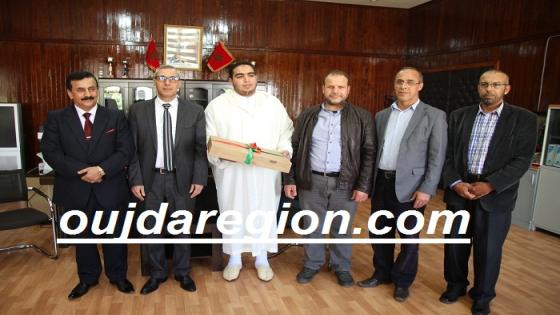 فيديو وصور..عميد كلية الاداب بوجدة يكرم النجم المغربي الياس مهياوي لحظة جد مؤثرة