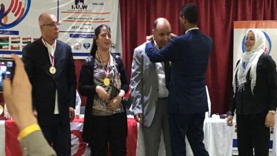 ملتقى السلام الدولي للتطوع والإعلام الإلكتروني بتونس يتوج مصطفى قشنني بميدالية ذهبية فخرية