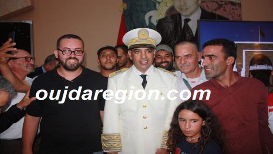فيديو وصور…حبوها عامل إقليم بركان يوشح المنعم عليهم بأوسمة ملكية ويلتئم مع المواطنين للإنصات لخطاب عيد العرش