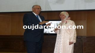 فيديو وصور…والي جهة الشرق يوشح المنعم عليهم بأوسمة ملكية