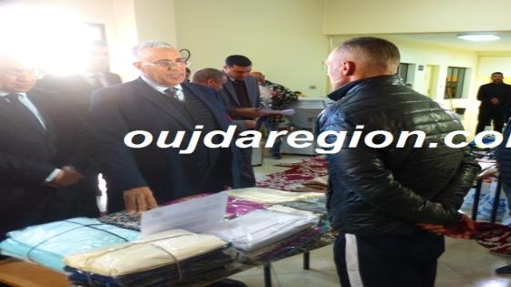 صوت وصور..الوالي الجامعي يوزع تجهيزات و معدات ل43 سجين لخلق مشاريع مدرة للدخل بوجدة