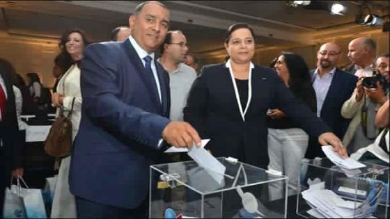 نائب الرئيس العام للاتحاد محمد طلال يصافح مريم بنشقرون رئيسة الاتحاد