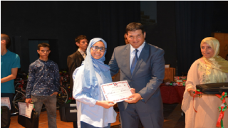 صور..عامل جرادة يكرم المتفوقين ويشكر أسرة التعليم
