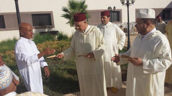 فيديو وصور….والي الجهة الشرقية يؤدي صلاة عيد الأضحى ويعايد نزلاء رياض المسنين