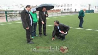 الناظور: الشبيبة والرياضة تنتهي من تعشيب الملعب وتسلمه إلى المجلس البلدي لبناء المدرجات