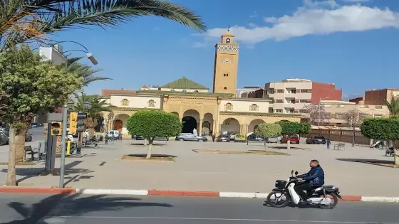 مشروع شجاع بوجدة..توسعة وتزيين ساحة مسجد للاخديجة “سوق الخضر يستحوذ على مساحات دون فائدة “