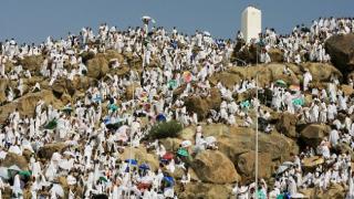 “حوالي مليوني حاج يقفون اليوم بعرفات لأداء ركن الحج الأعظم”
